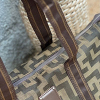 Τσάντα με γεωμετρικά prints και ιμάντα καφέ