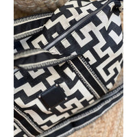 Τσάντα με γεωμετρικά prints και ιμάντα μπεζ