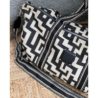 Τσάντα με γεωμετρικά prints και ιμάντα μπεζ