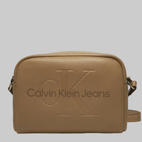 Calvin KleinSculpted Camera Γυναικεία Τσάντα Χιαστί Καφέ