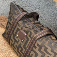 Τσάντα με γεωμετρικά prints και ιμάντα καφέ