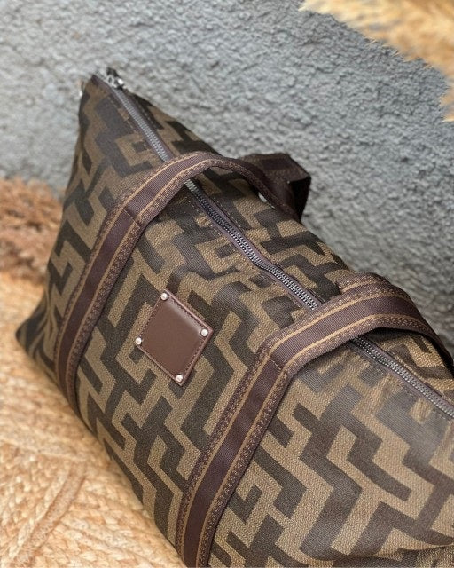 Τσάντα με γεωμετρικά prints και ιμάντα καφέ