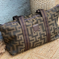 Τσάντα με γεωμετρικά prints και ιμάντα καφέ