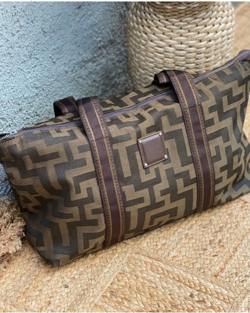 Τσάντα με γεωμετρικά prints και ιμάντα καφέ