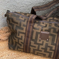 Τσάντα με γεωμετρικά prints και ιμάντα καφέ