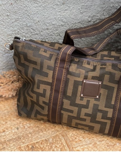 Τσάντα με γεωμετρικά prints και ιμάντα καφέ