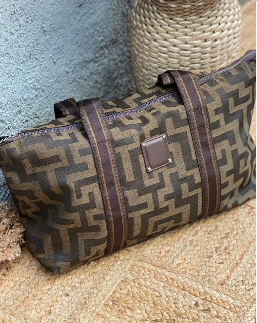 Τσάντα με γεωμετρικά prints και ιμάντα καφέ