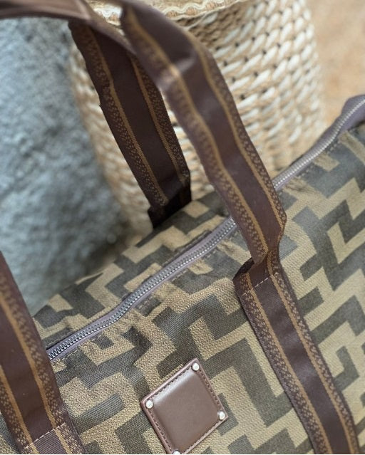 Τσάντα με γεωμετρικά prints και ιμάντα καφέ