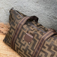 Τσάντα με γεωμετρικά prints και ιμάντα καφέ