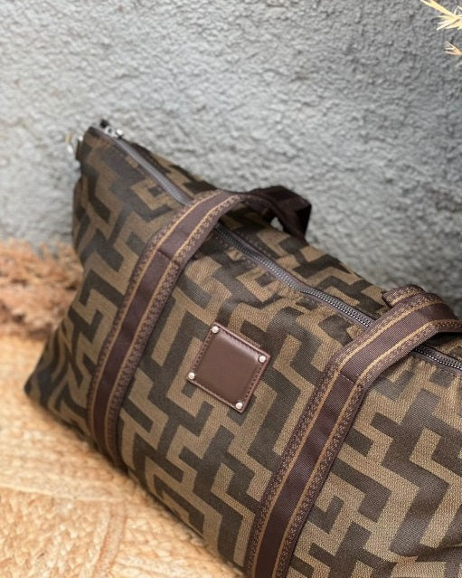 Τσάντα με γεωμετρικά prints και ιμάντα καφέ