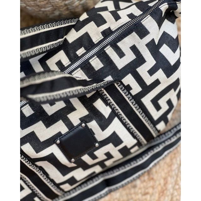 Τσάντα με γεωμετρικά prints και ιμάντα μπεζ